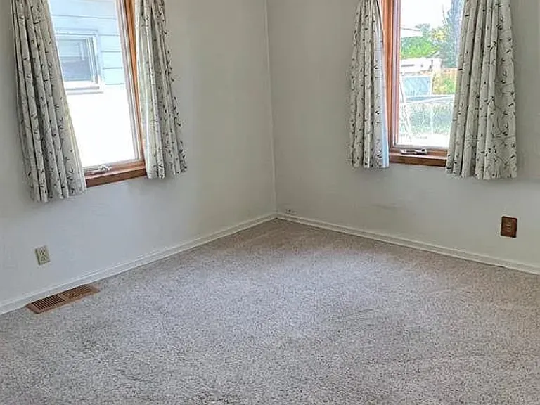 1028 Grand Ave — Photo 9