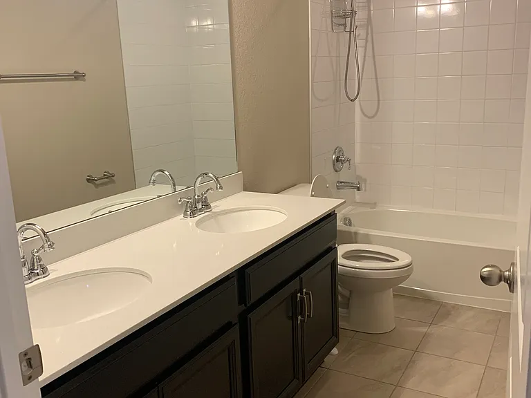 Main hallway bath that the 2 bedrooms share