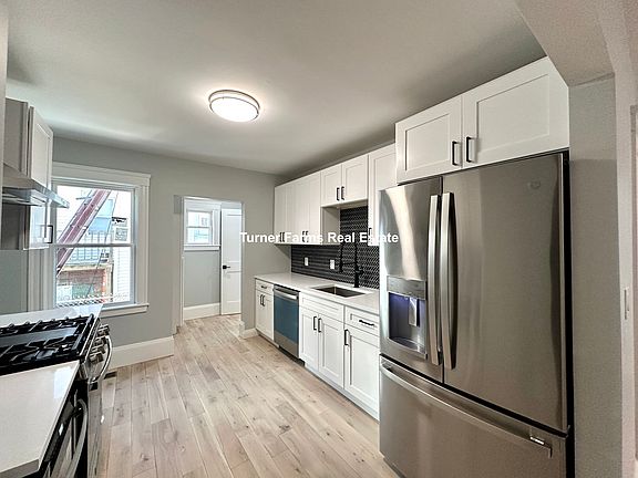 4th image of 15 Dickson St #1