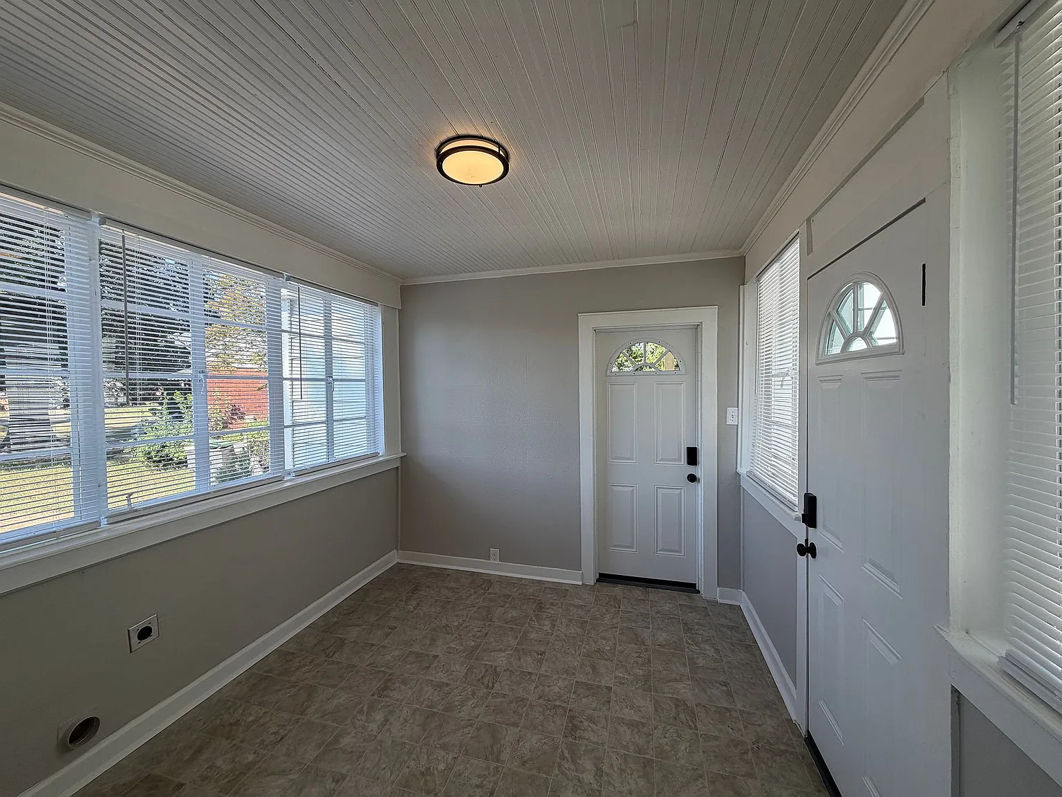 2081 Claremont Cir — Photo 2