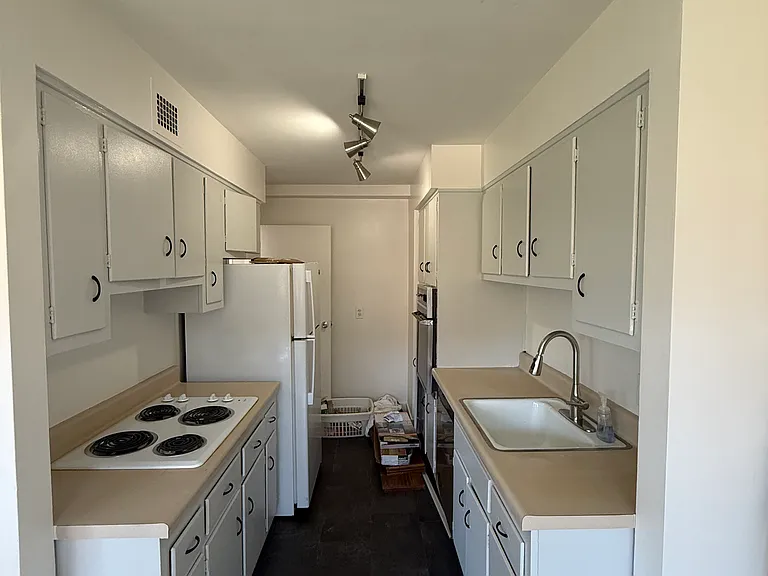 1000 East Ave #204 — Photo 8