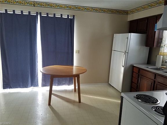 4th image of 744 W 18th St