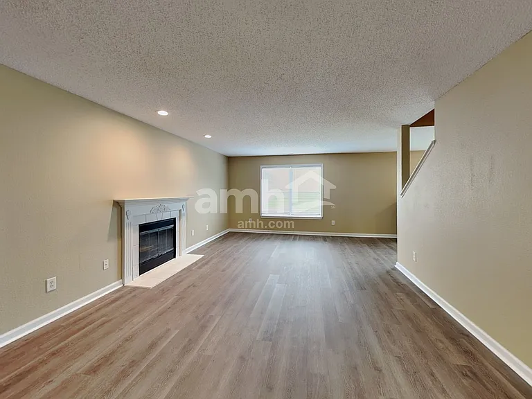 635 Cloverfield Ln — Photo 9