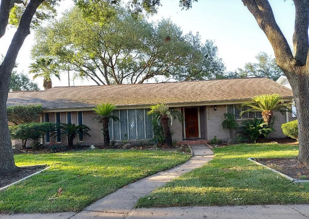 3 bed, 2.0 bath, 2098 sqft, $2,900 — Photo 1