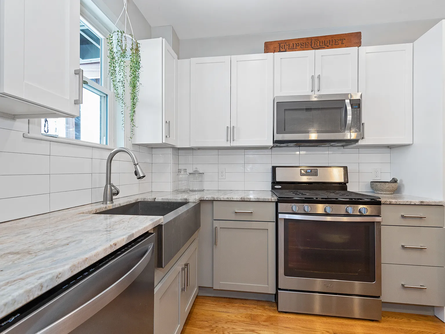 2 bed, 858 sqft, $3,400 — Photo 3