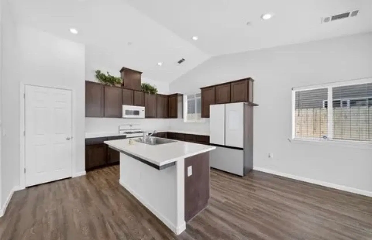 3 bed, 1249 sqft, $2,300 — Photo 4