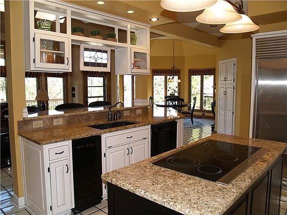 Spacious Eat-In Kitchen
