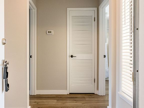 5th image of 300 Yacht Club Dr Unit 10