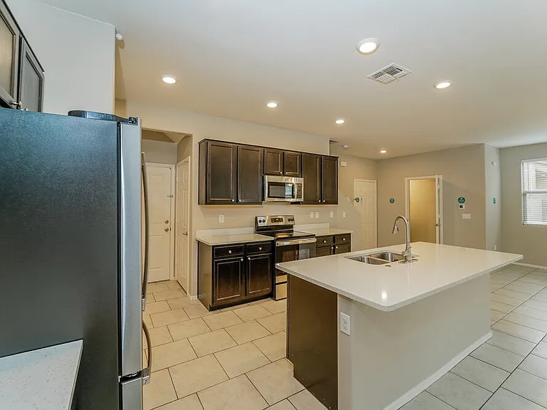 7621 W Valencia Rd — Photo 8
