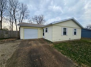 902 W Elizabeth St, Paris, IL 61944