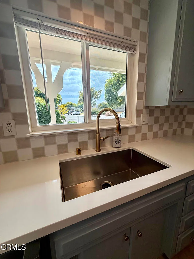 3 bed, 2.0 bath, 1144 sqft, $5,500 — Photo 3