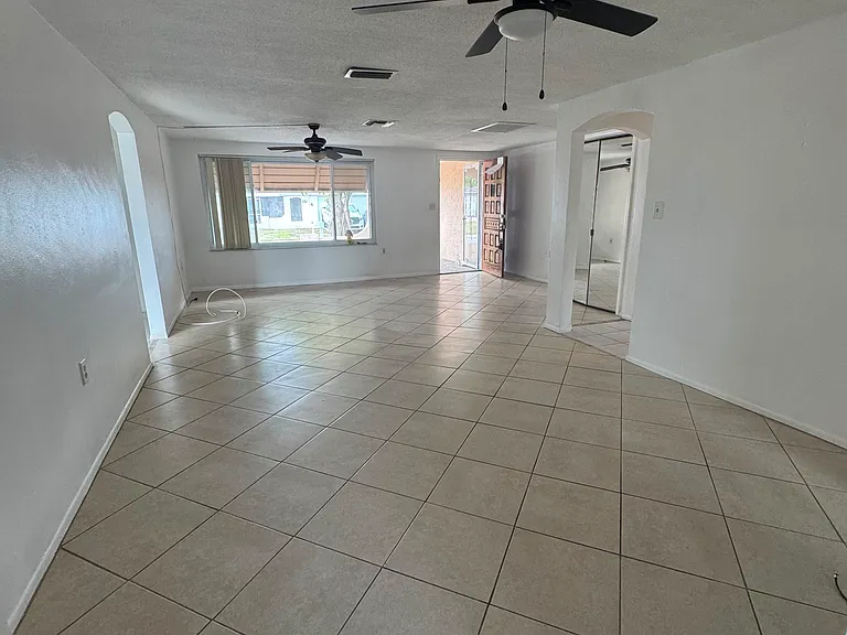 7725 Bloomfield Dr — Photo 3