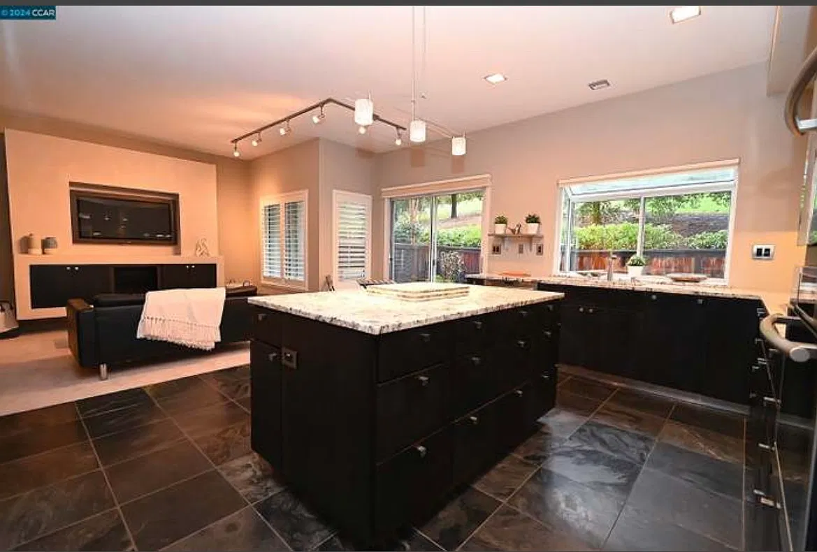 3 bed, 2195 sqft, $5,500 — Photo 2