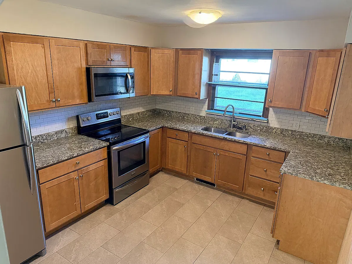 3 bed, 1295 sqft, $1,500 — Photo 3