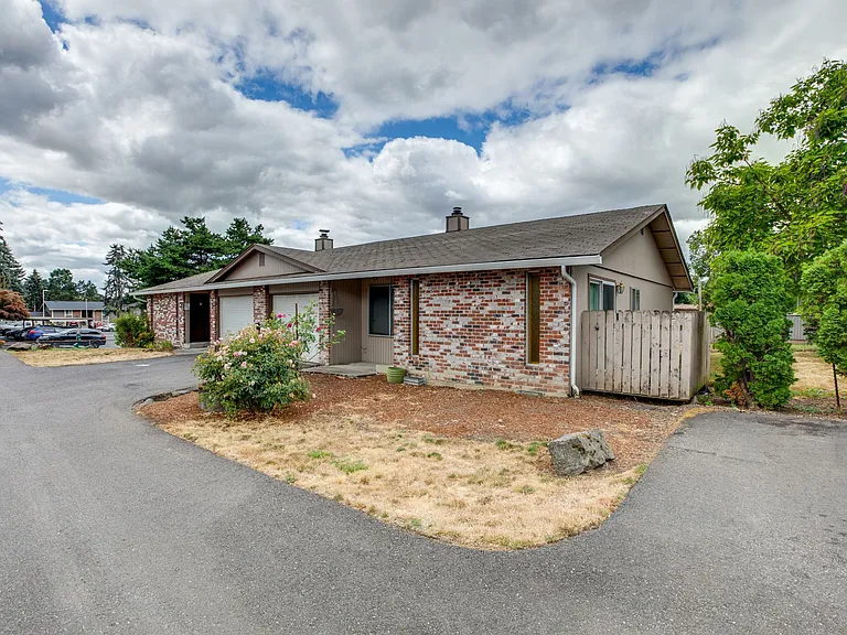 NE34 Duplexes — Photo 2