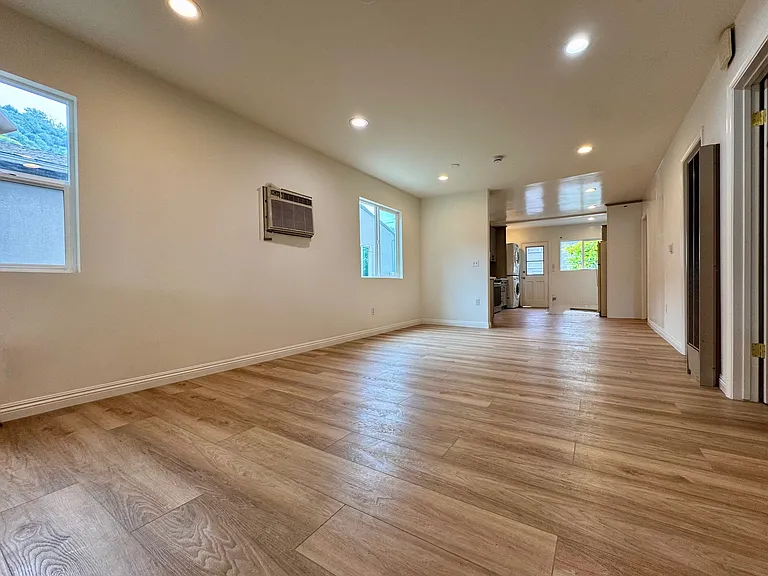 2245 Meadowvale Ave — Photo 4