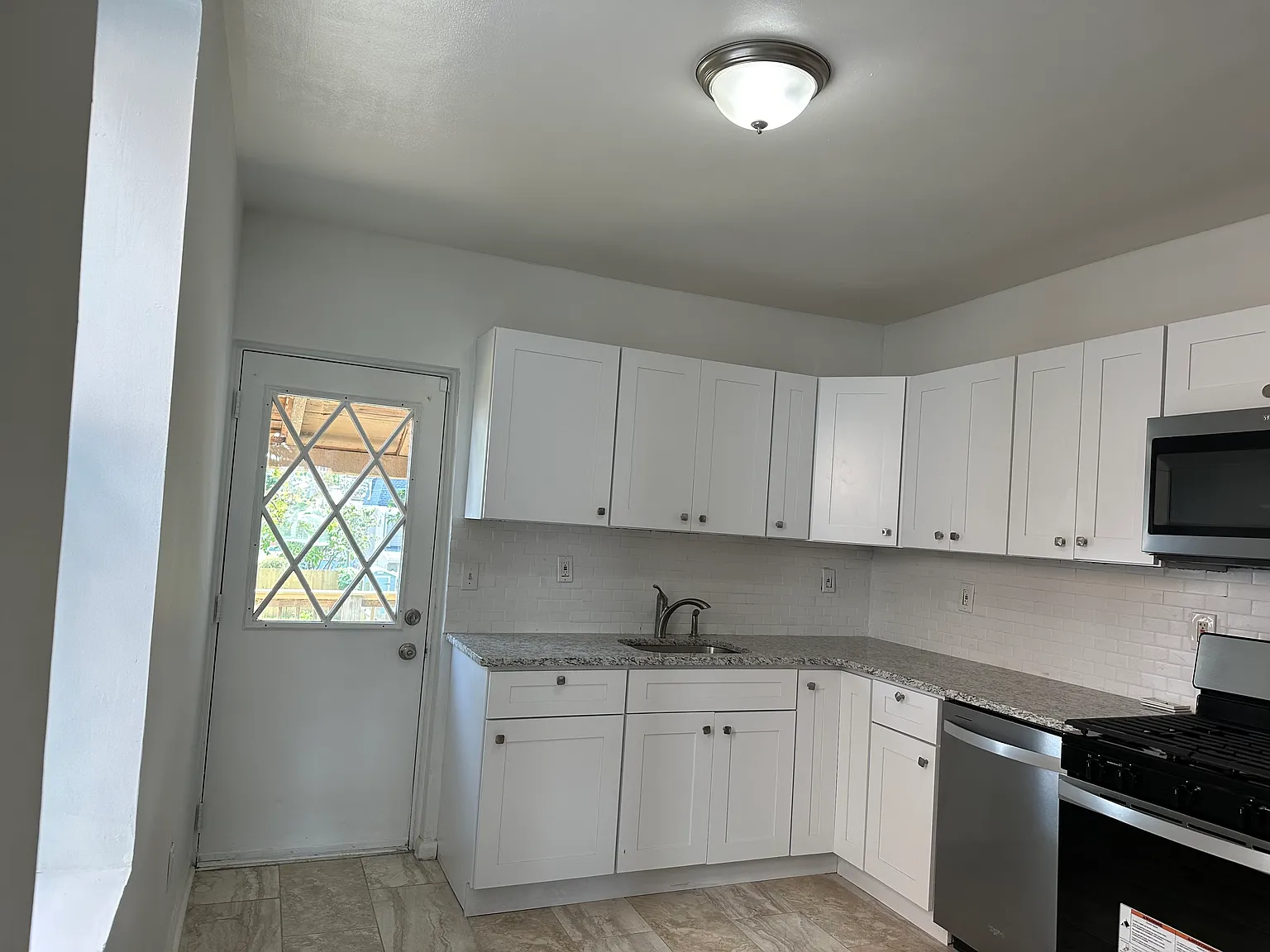 3 bed, 1208 sqft, $2,195 — Photo 2