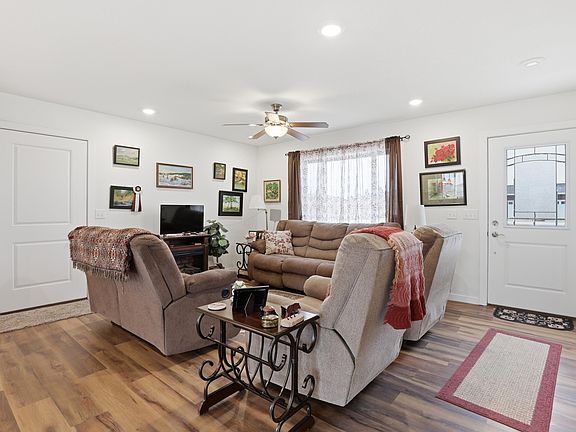 5th image of 855 Marie St