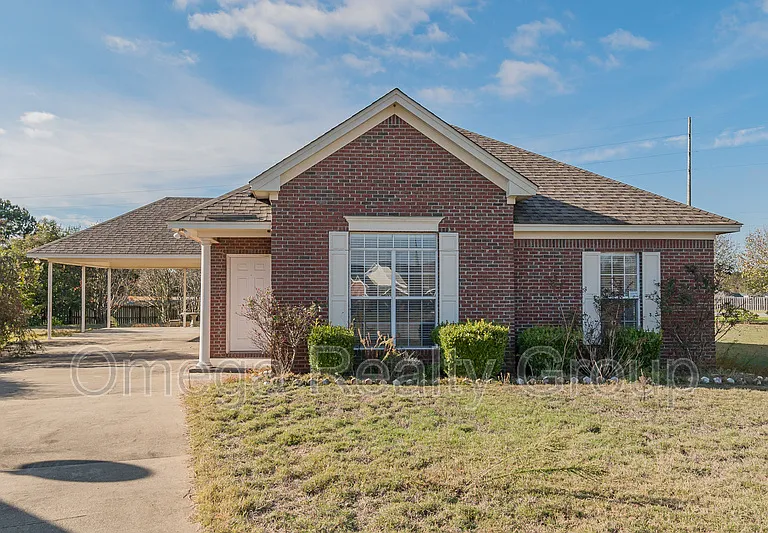 521 McGregor Ct — Photo 1