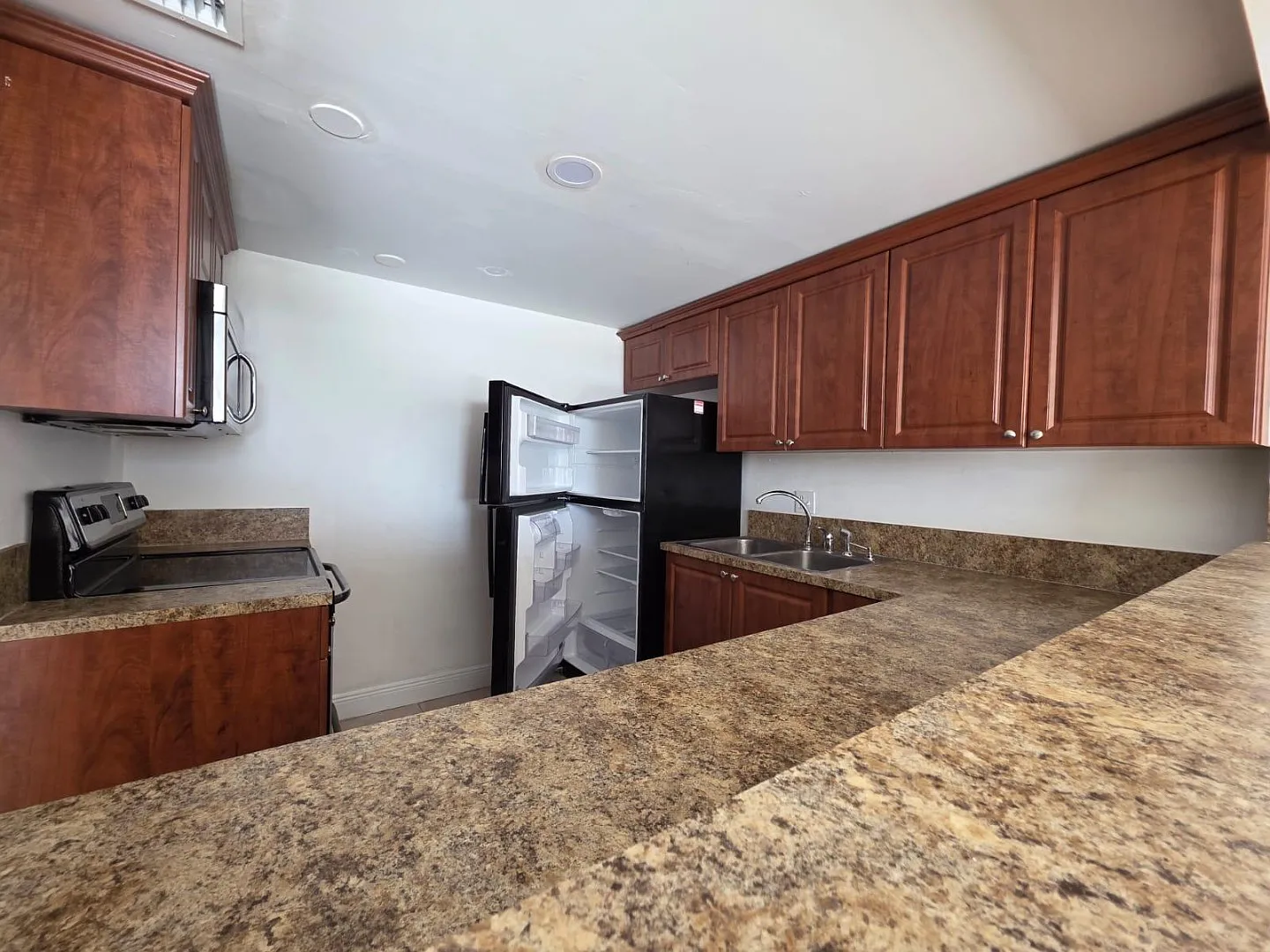 470 Executive Center Dr - 5M — Photo 3