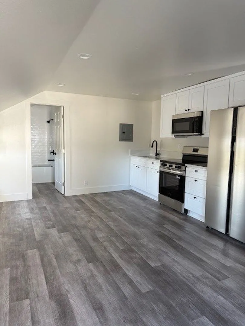 250-Edgewater 7-Plex — Photo 1