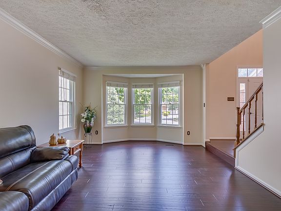 Family Rm w/Bay Windows