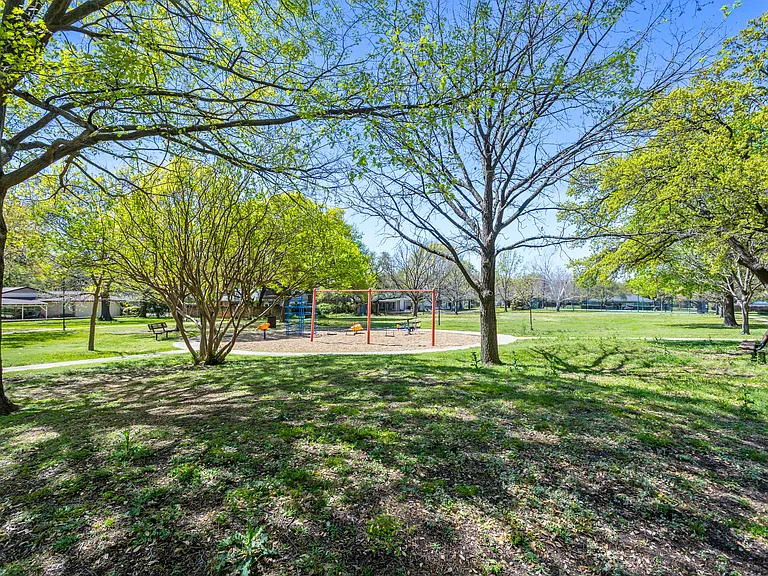 15721 Mapleview Cir — Photo 40