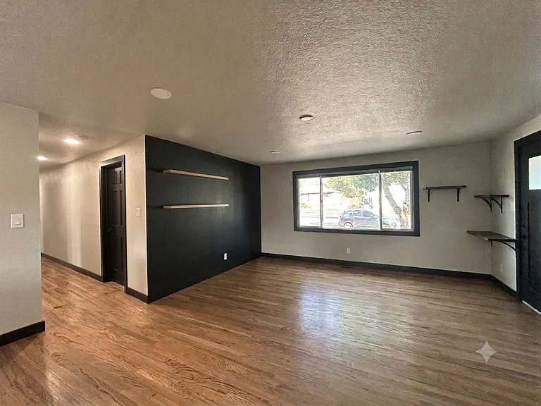 2028 Oriole Ave — Photo 2