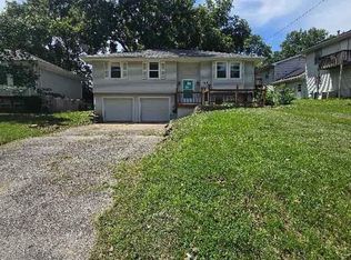 108 S 11th St, Leavenworth, KS 66048