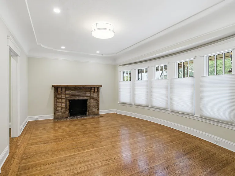 1141 Bay St — Photo 2