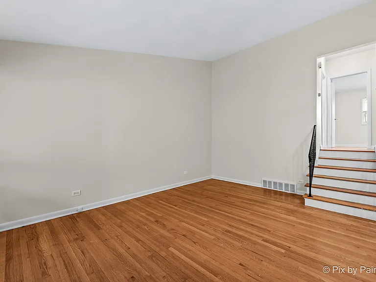327 E Lake St — Photo 8