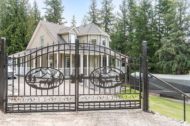 1st image of 2696 Fraser Rd
