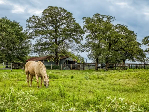 2023 County Road 402, Dime Box, TX 77853