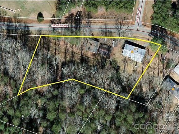 4th image of 584 Groves Rd