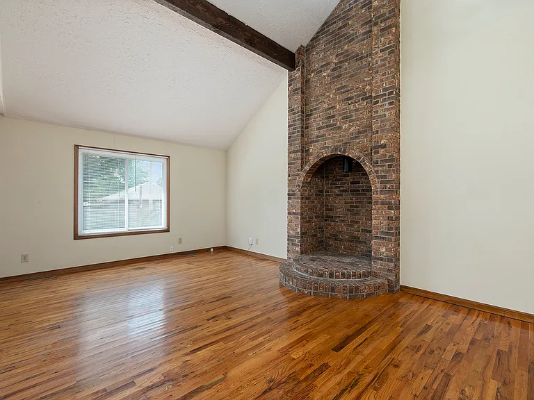 3749 N Pickwick Ave — Photo 10