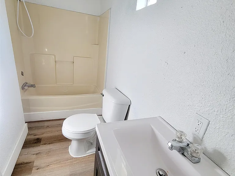 906 N Veterans Dr — Photo 5