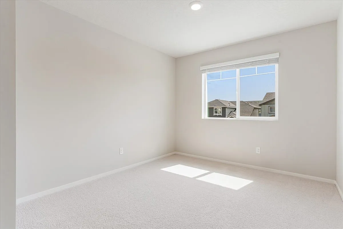 4 bed, 2038 sqft, $3,325 — Photo 3