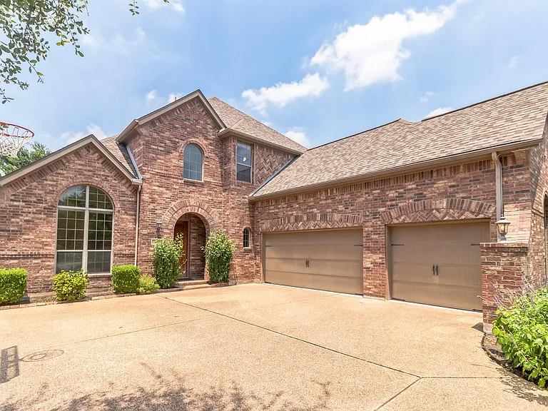 208 Angus Dr — Photo 2