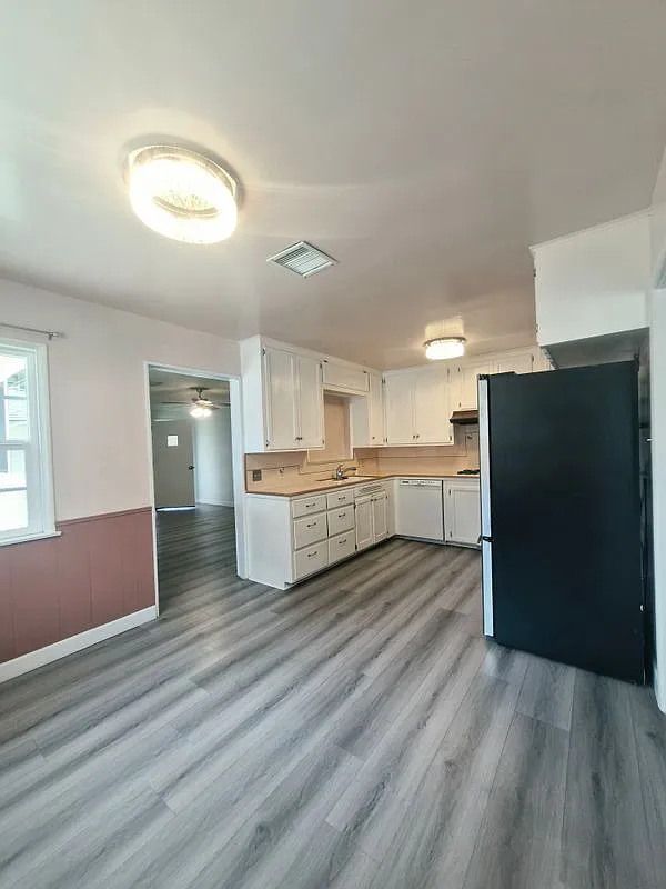 3 bed, 1.0 bath, 1500 sqft, $2,995 — Photo 2