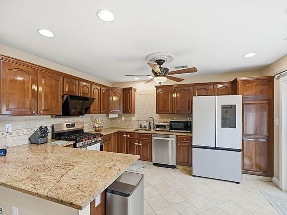 4th image of 18 Clark Ct