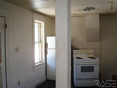 4th image of 1021-1023 E 8th St