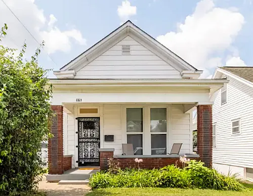 1046 Charles St Photo 1