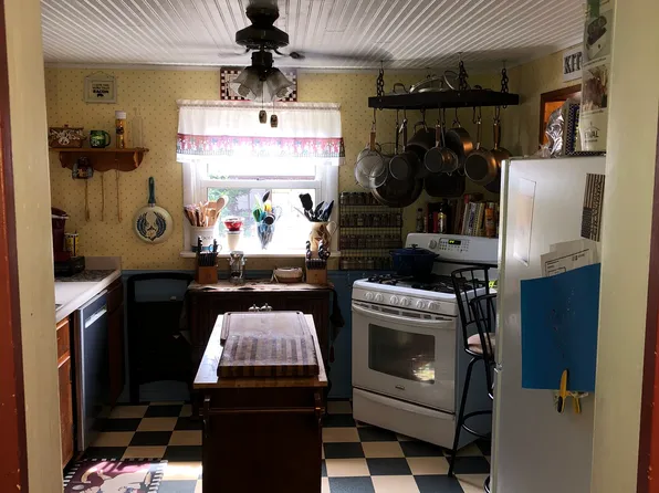 305 Quay St, East Vandergrift, PA 15629