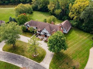 218 Charing Cross Ct, Bloomfield Hills, MI 48304