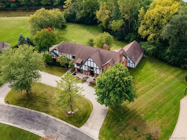 218 Charing Cross Ct, Bloomfield Hills, MI 48304