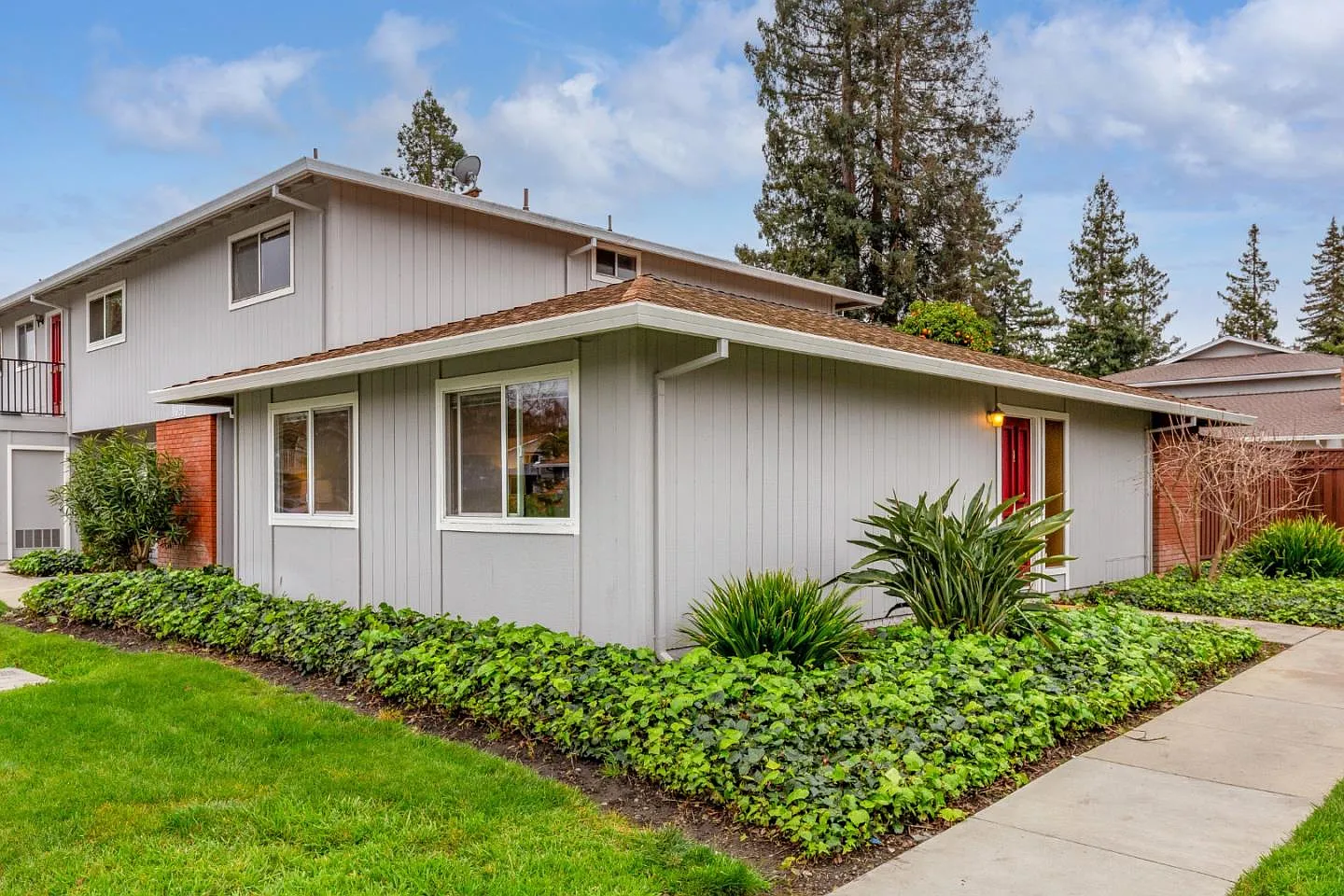 1091 Reed Ave APT A photo 1