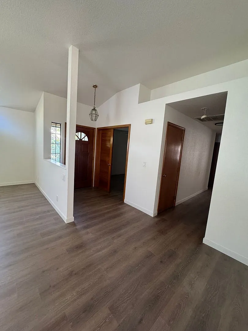 Spacious 4bed / 2bath House In Candlewood Subdivision Off Shasta View — Photo 3