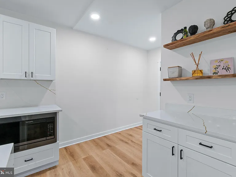 530 E 38th St — Photo 13