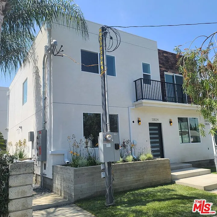 4 bed, 4.5 bath, 2200 sqft, $5,350 — Photo 2