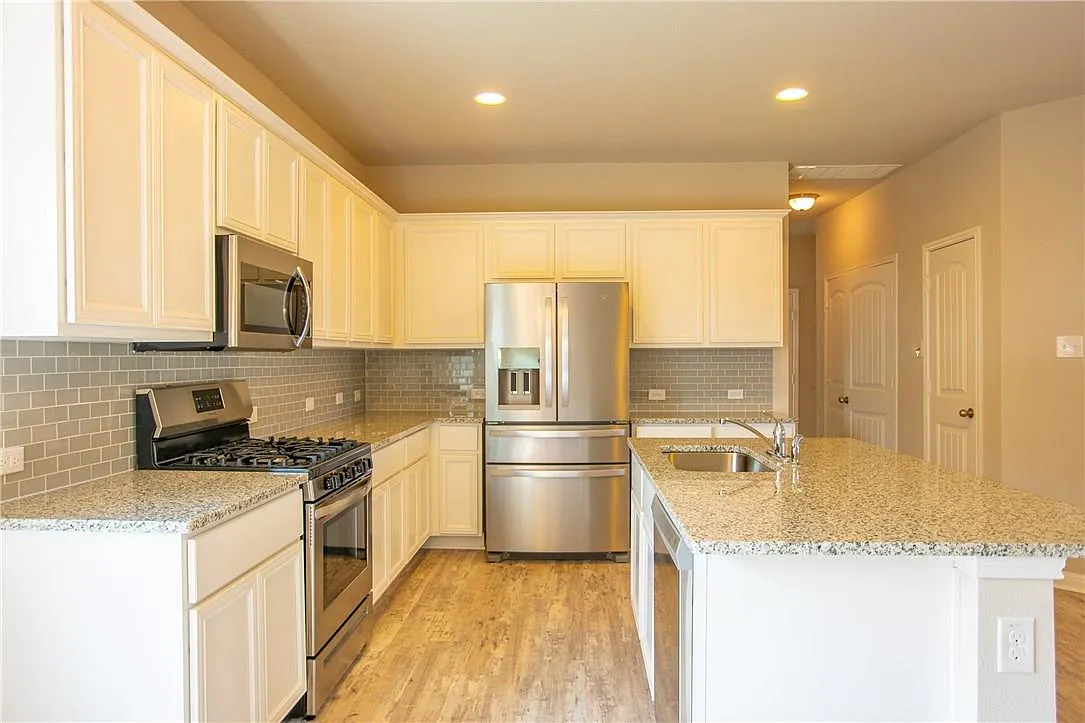 4 bed, 2.0 bath, 1706 sqft, $2,100 — Photo 4